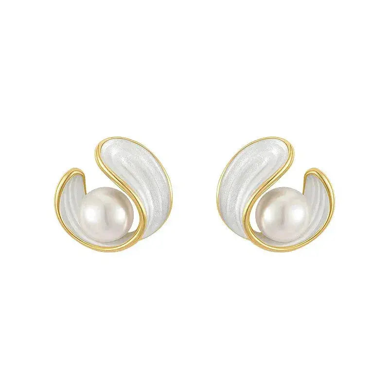Luxury earrings with white opal and pearls in gold