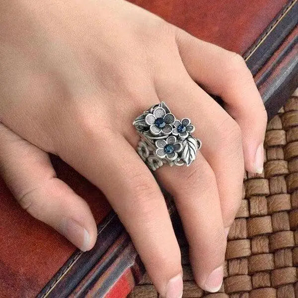 Floral ring with sapphire
