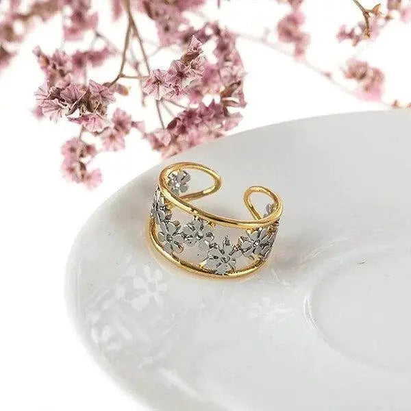 Irregular daisy-shaped ring