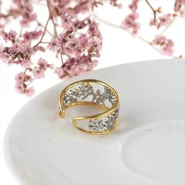 Irregular daisy-shaped ring