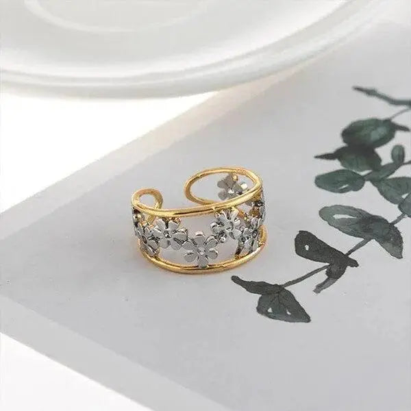Irregular daisy-shaped ring