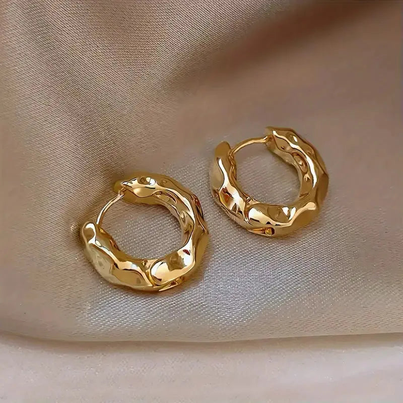 Gold earrings with crumple effect