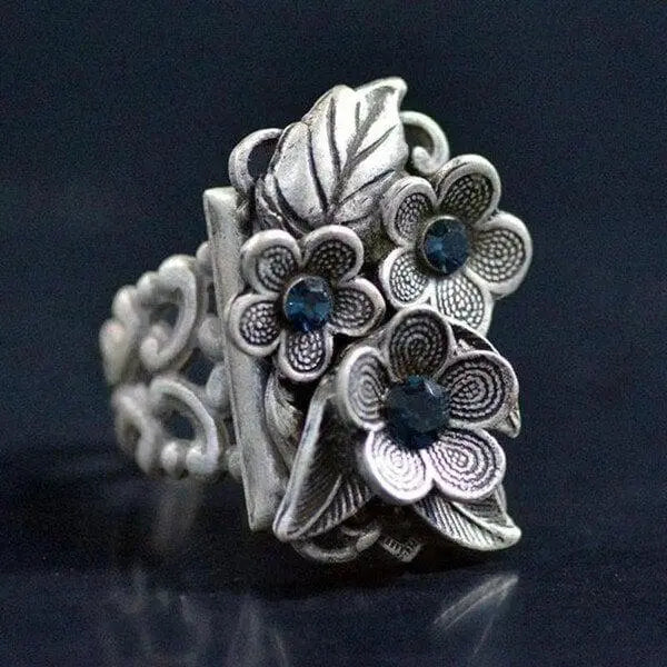 Floral ring with sapphire