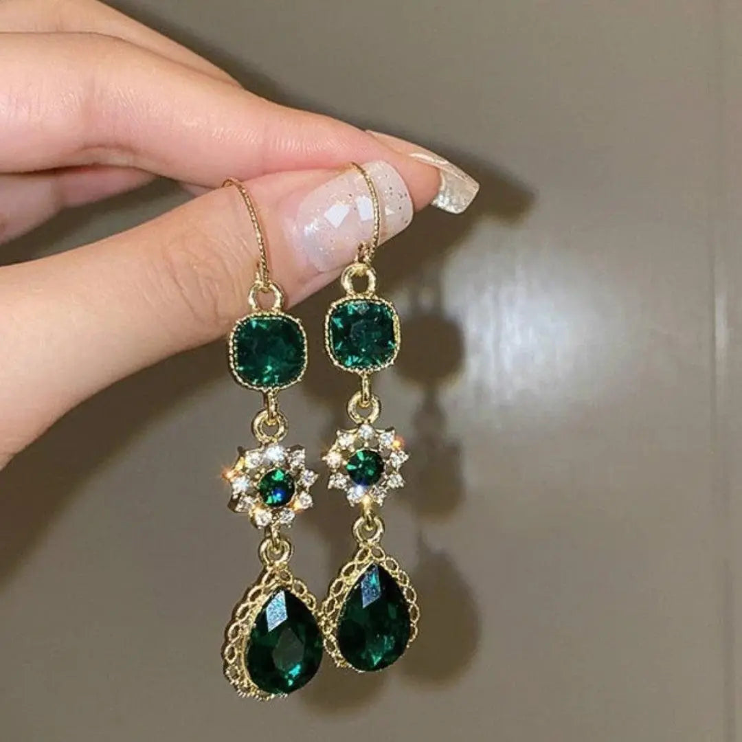 Luxury vintage earrings with green crystal