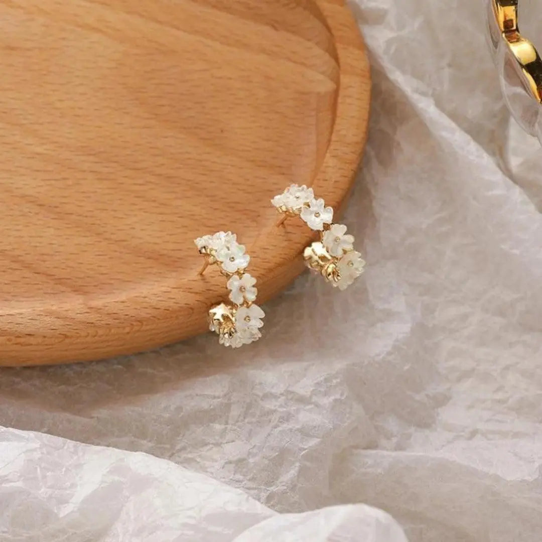 Luxury gold earrings in the shape of daisies