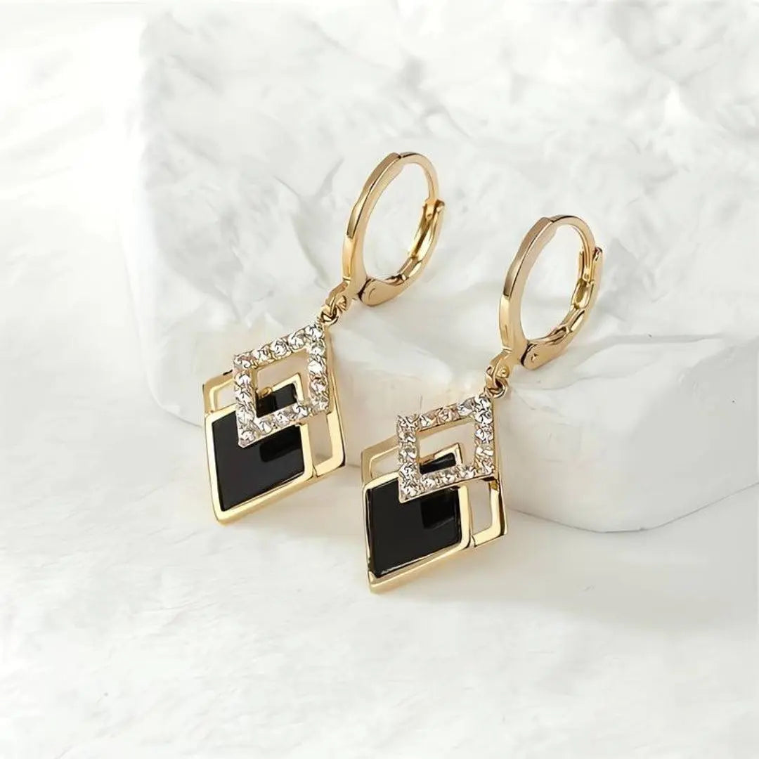 Shiny black earrings in elegant gold