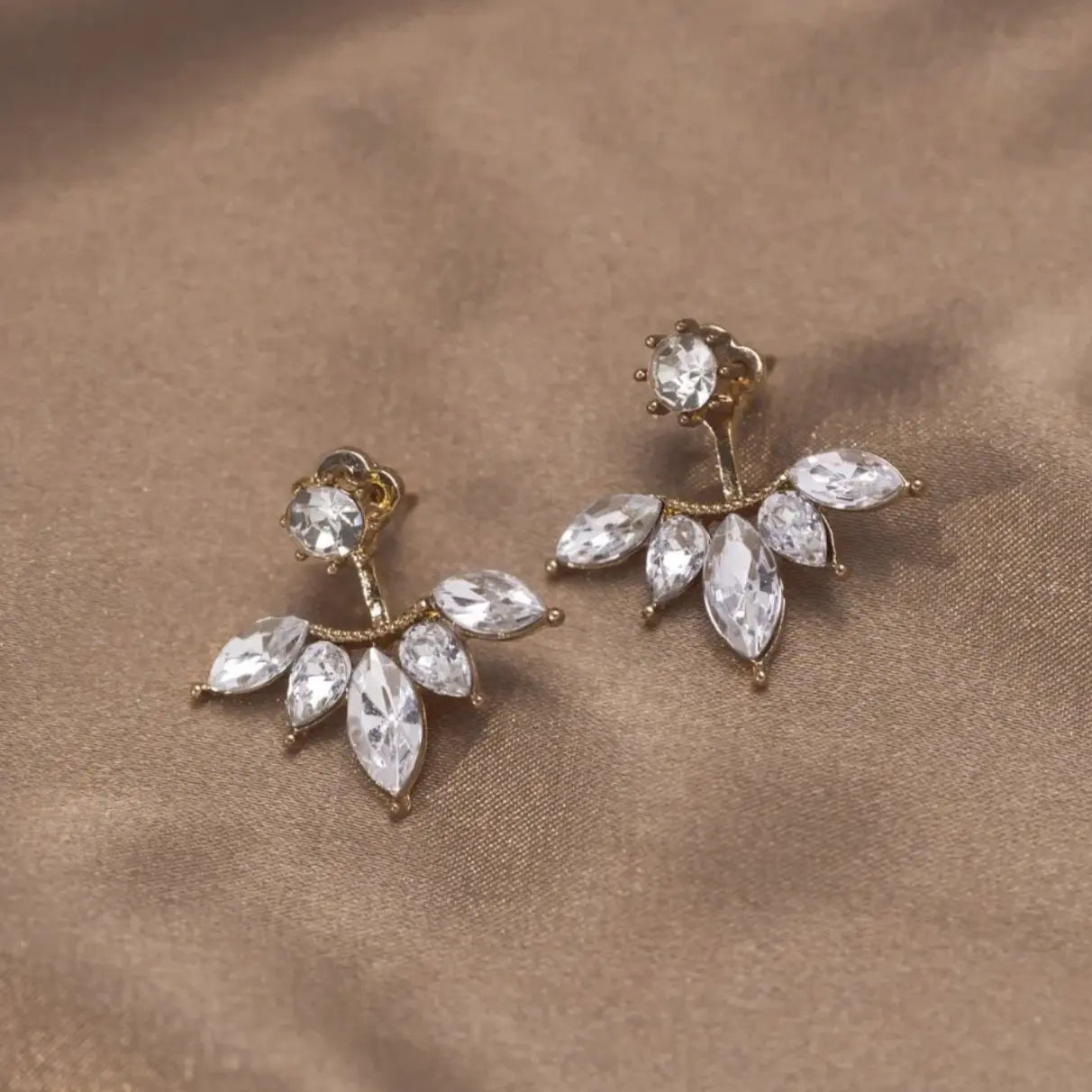 Gold earrings with zircons