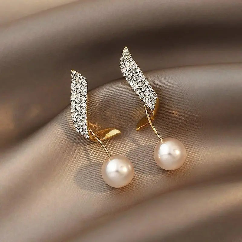 Gold earrings with pearls