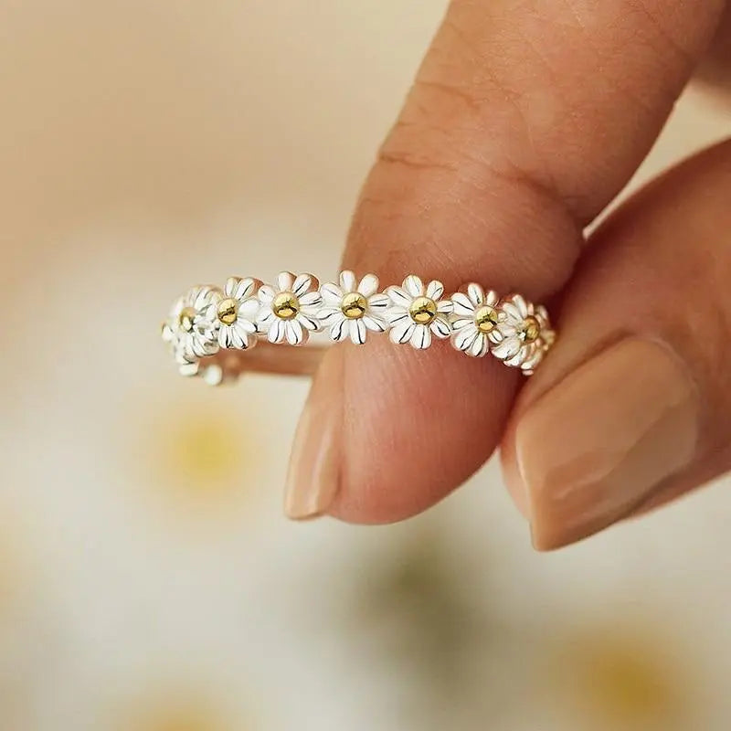Adjustable sterling silver ring with hand-painted enamel daisy