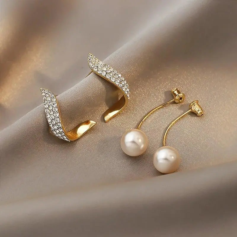 Gold earrings with pearls
