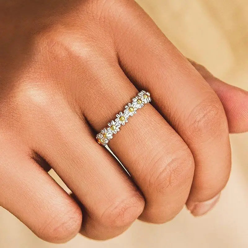 Adjustable sterling silver ring with hand-painted enamel daisy