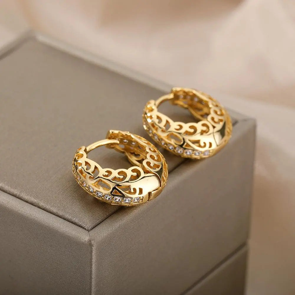 Minimalist mandala earrings in gold color