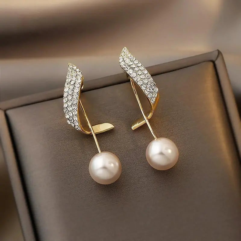 Gold earrings with pearls
