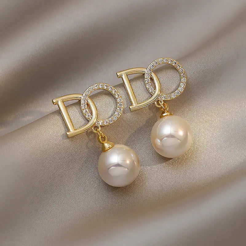 Elegant earrings with pearl and crystal accents