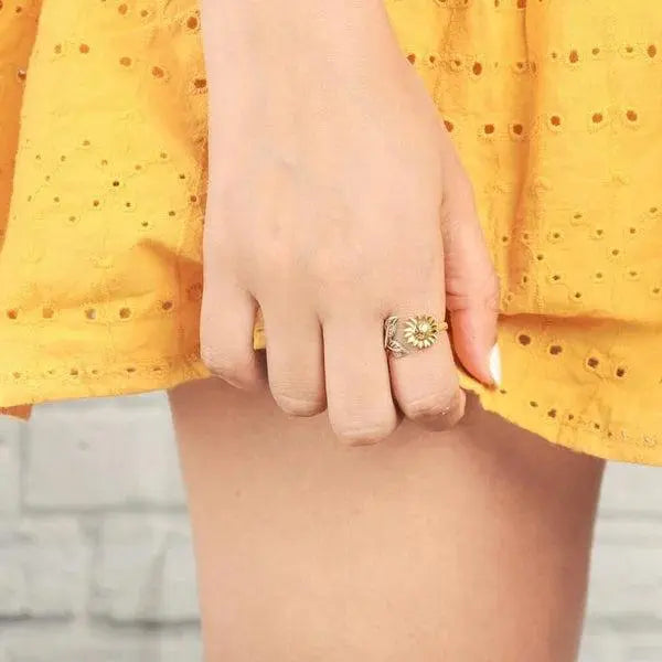Adjustable gold ring with sunflower