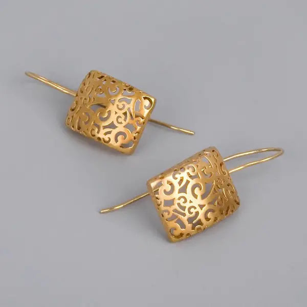 Gold earrings with hollow ivy