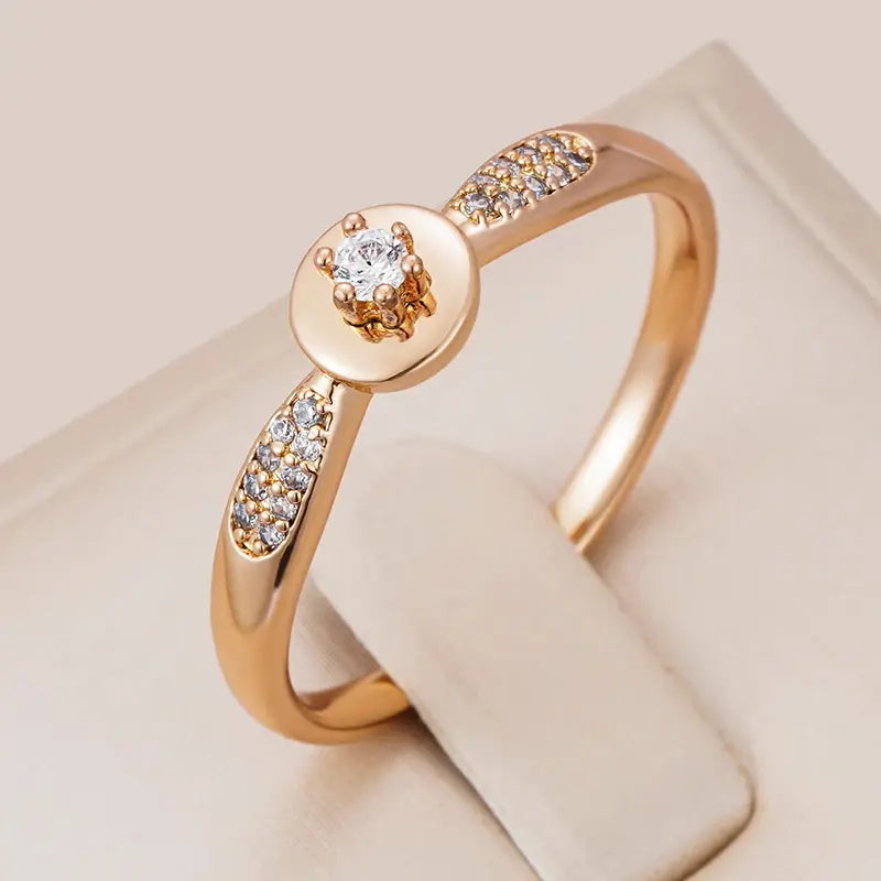 Ring with zircons in gold color