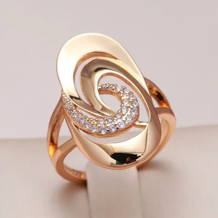 Elegant ring with zircons and gold