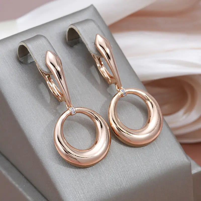 Elegant, shiny earring in gold color