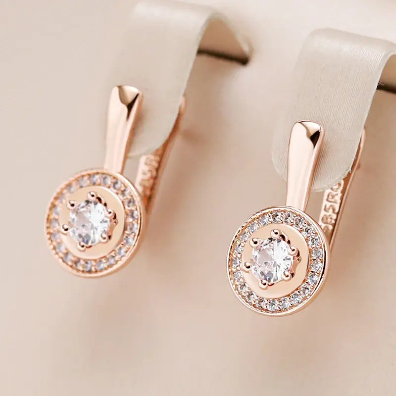 Elegant round earrings with white crystal in gold color
