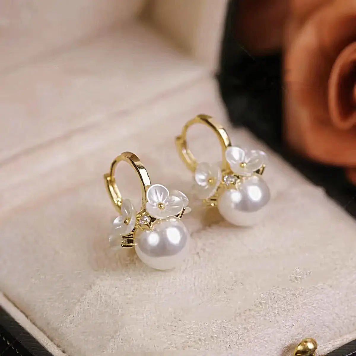 Elegant earrings with pearls and flowers
