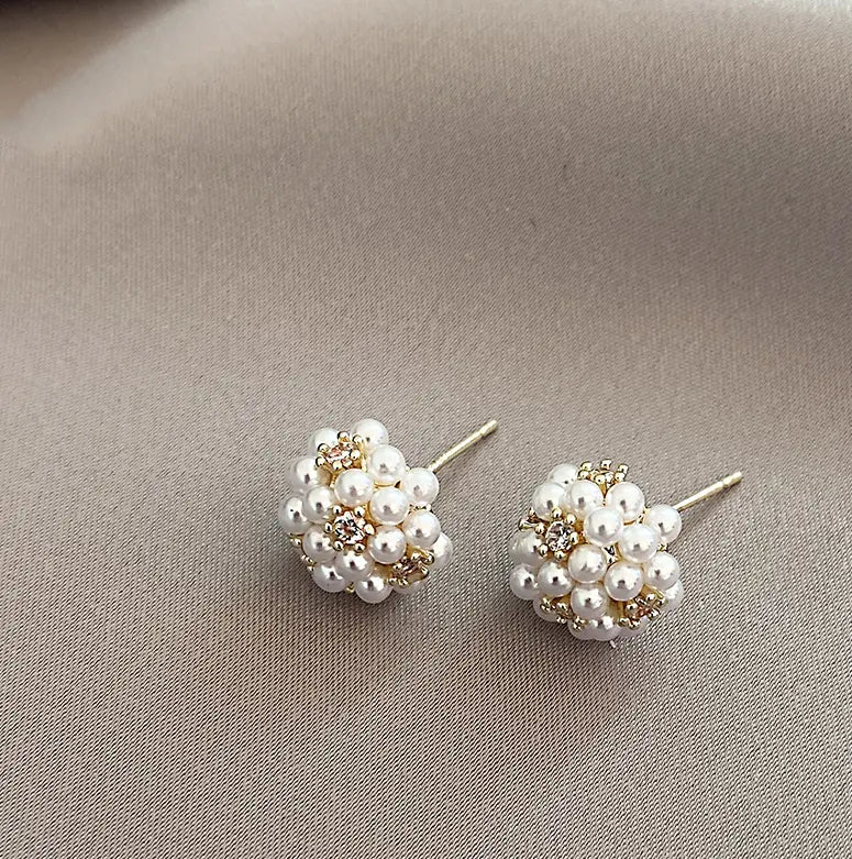 Small elegant earrings with pearls