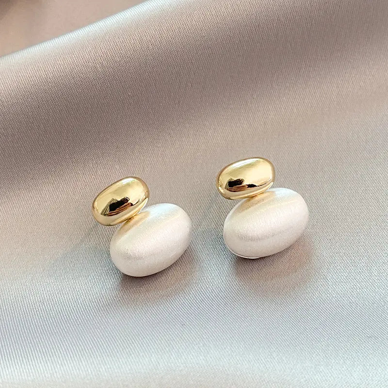 Oval earrings with pearls in gold color