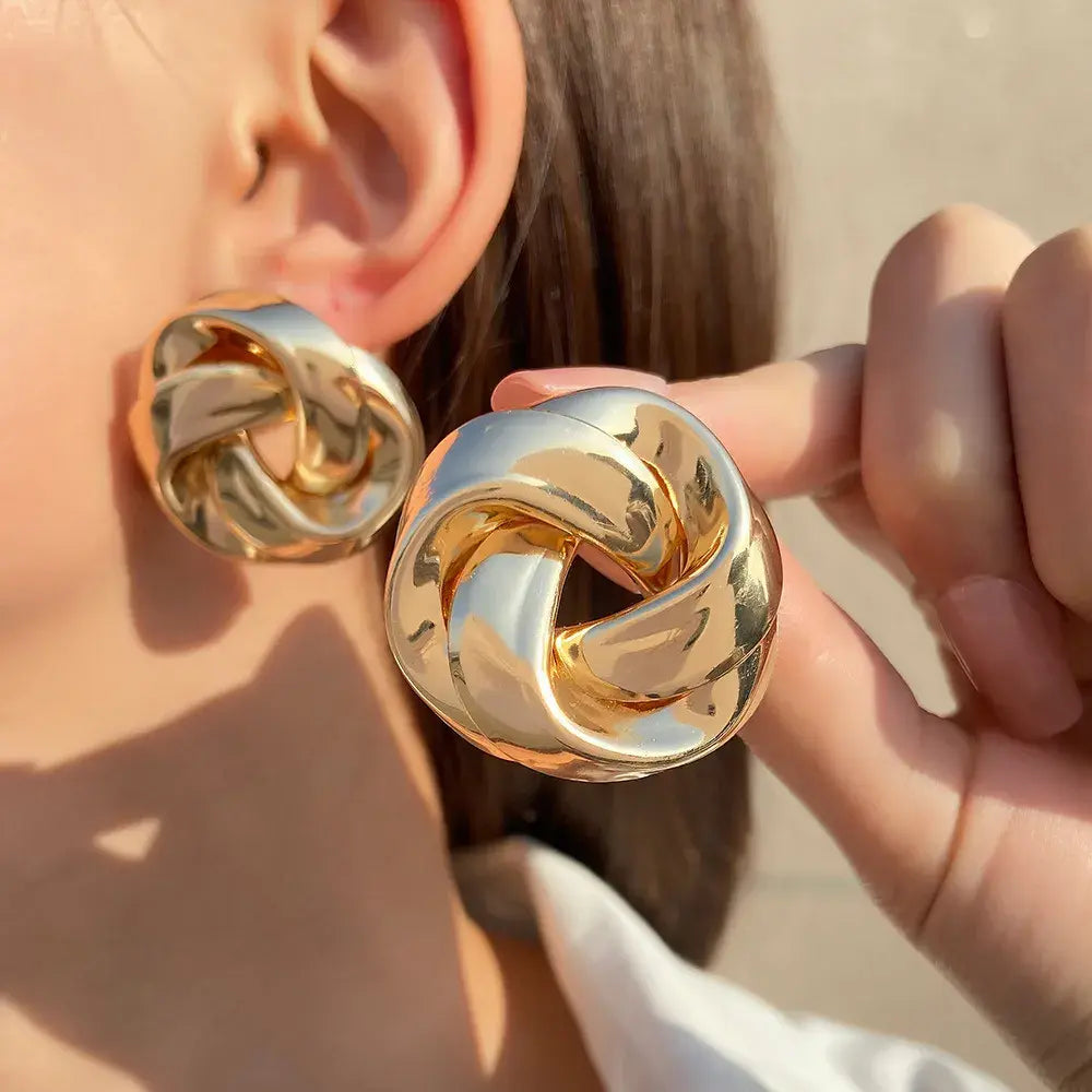Elegant earrings with a gold bow