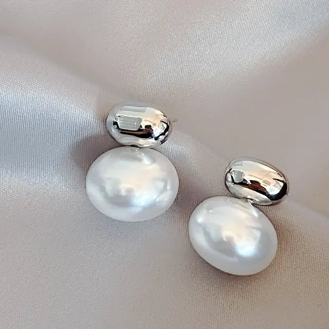 Oval earrings with pearls in gold color