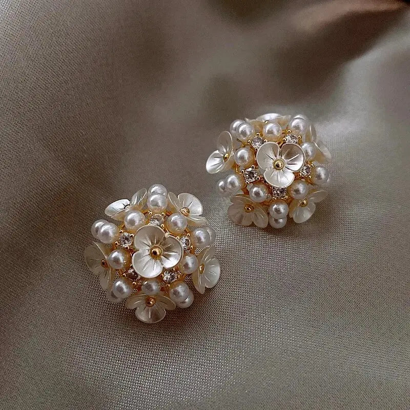 Floral earrings with elegant pearls