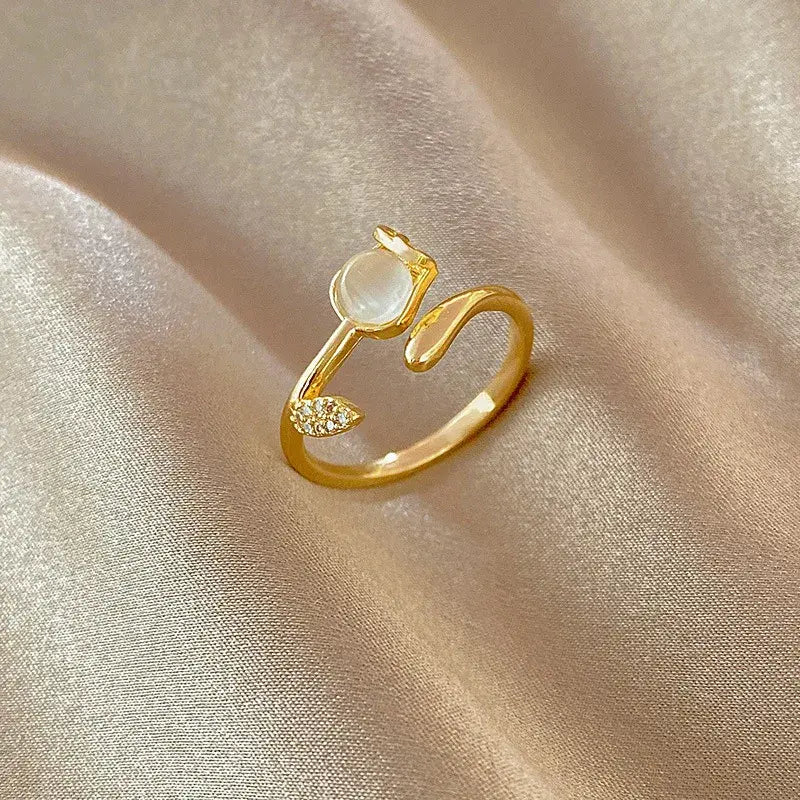 Gold ring with tulip crystal