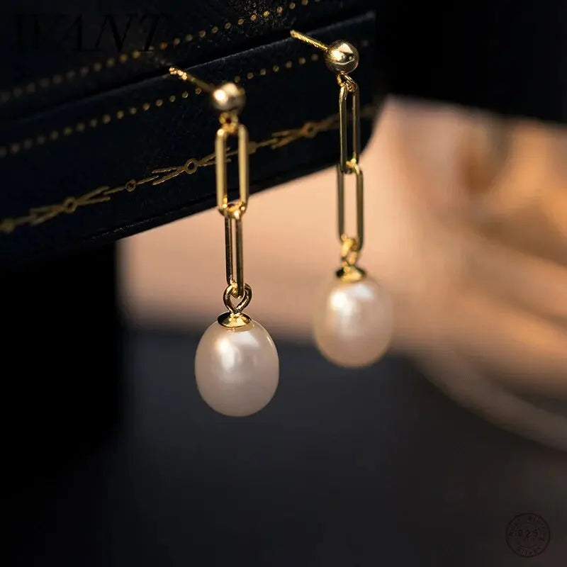 Hanging pearl earrings in vintage style