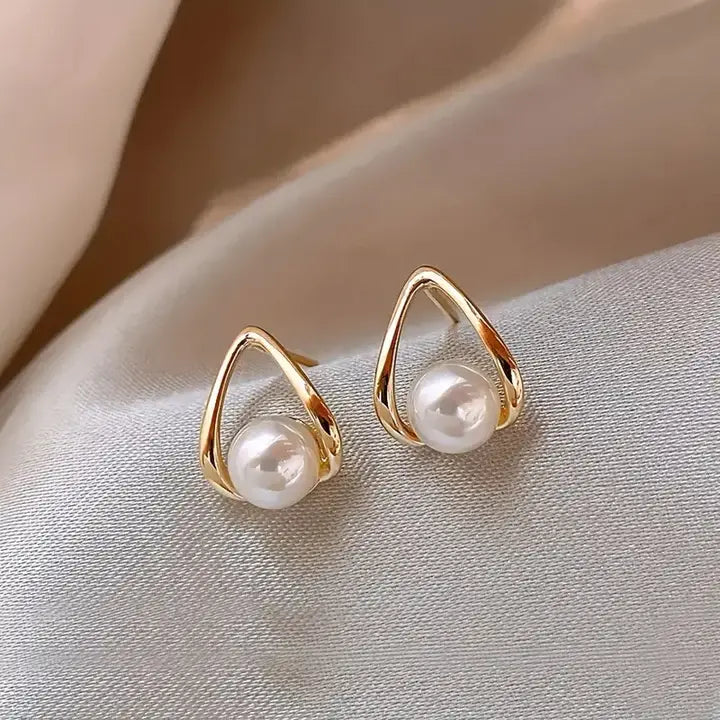 Triangular earrings with elegant pearls