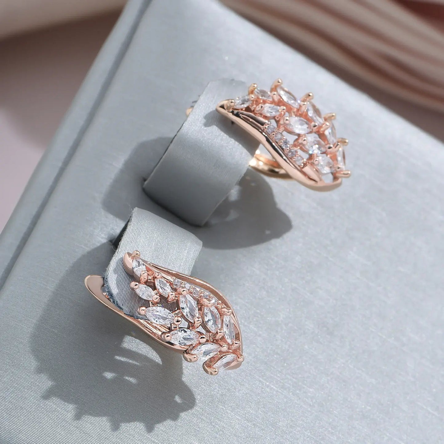 Elegant leaf-shaped earrings in bright color