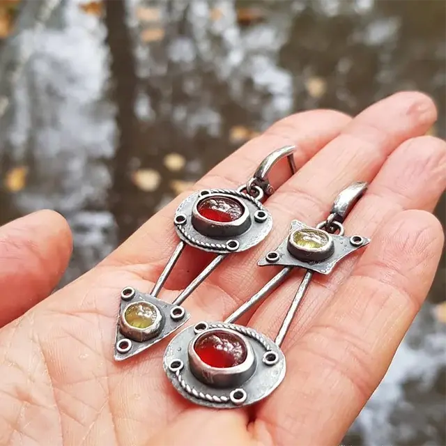 Mechanical earrings made of fiery crystal