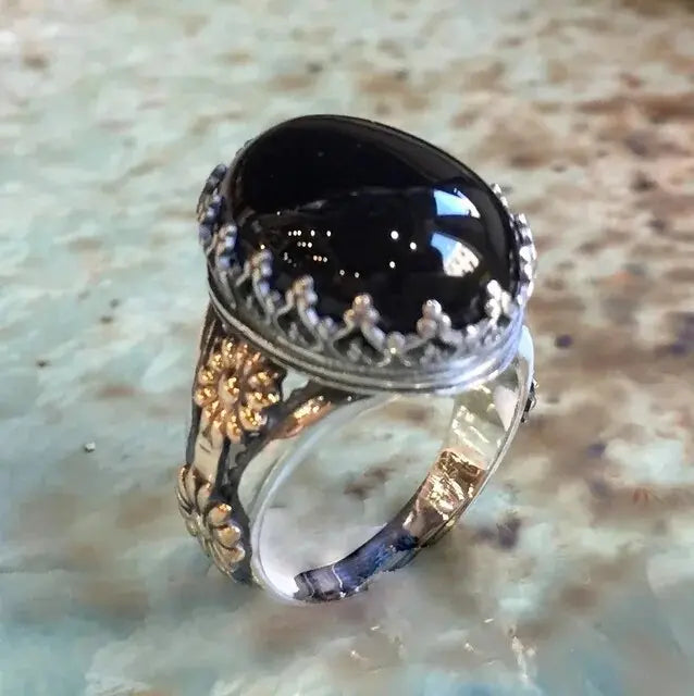 Sparkling vintage style black crystal ring