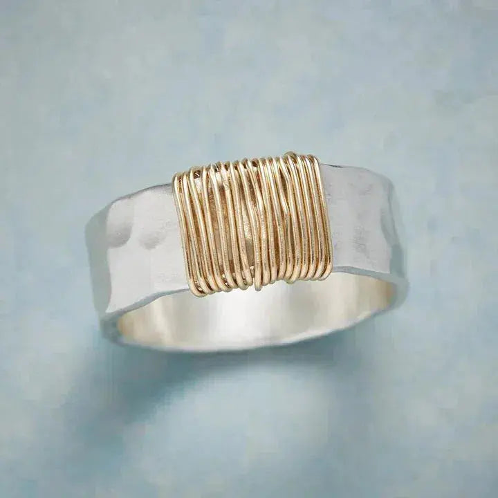 Ring with gold thread in silver color
