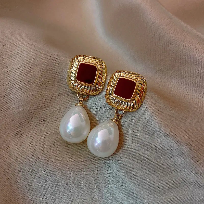 Elegant gold earrings in red with pearls