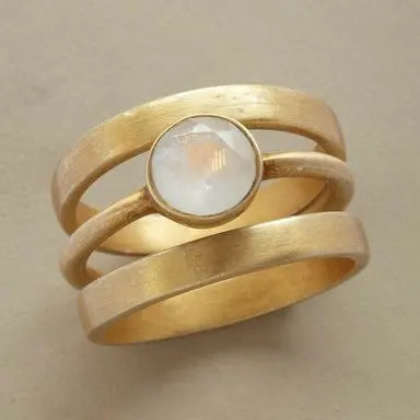 Gold and inlaid ring with moonstone