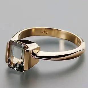 Gold ring made of square glass