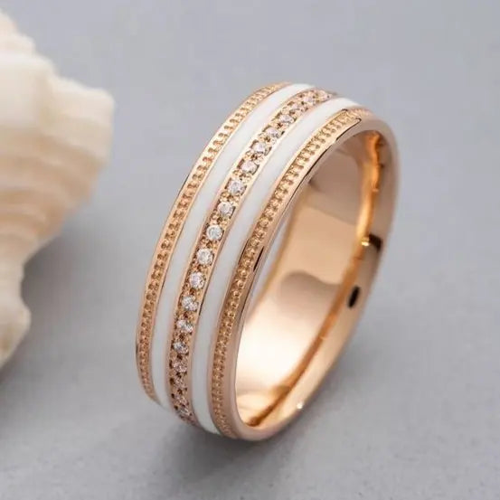 Vintage style ring in white and gold