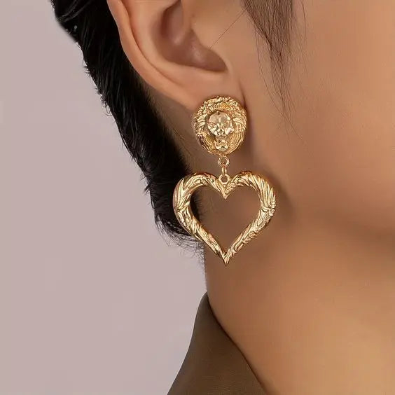 Gold heart earrings in vintage style