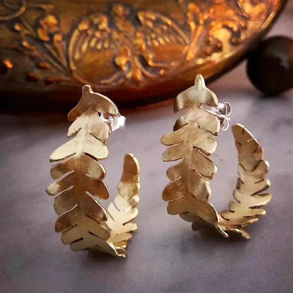 Gold basket-shaped earrings with vintage-style flowers