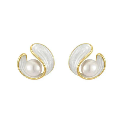 Luxury earrings with white opal and pearls in gold