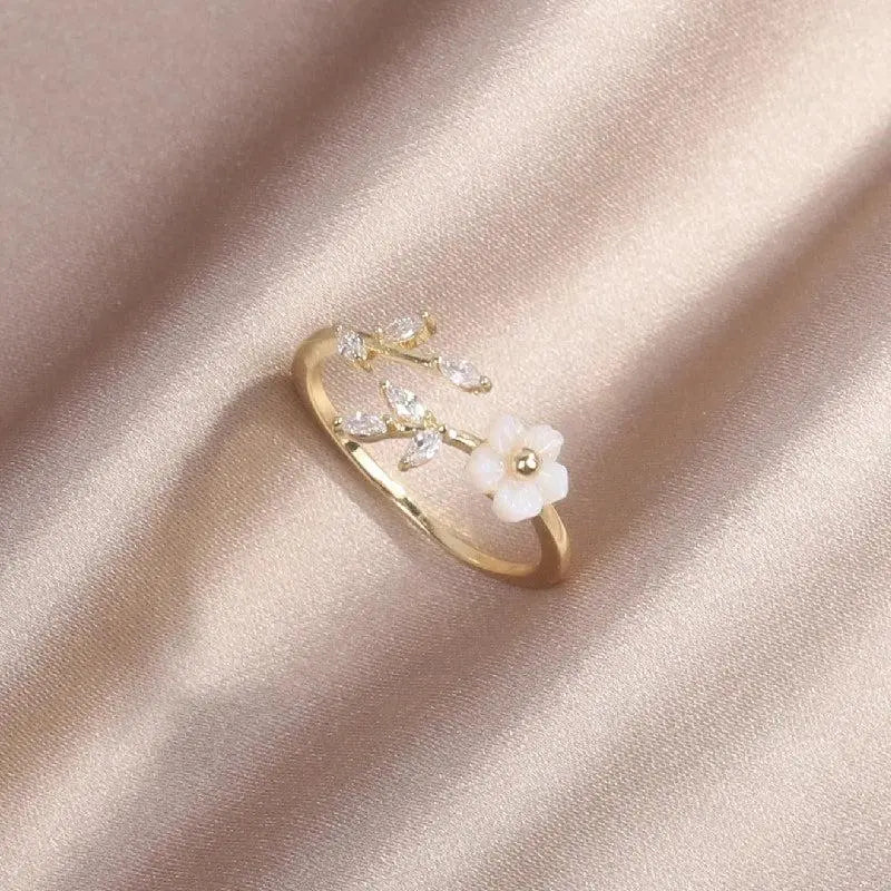 Adjustable ring with gold flower