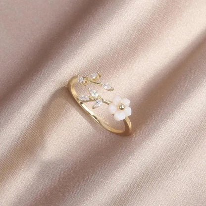 Adjustable ring with gold flower