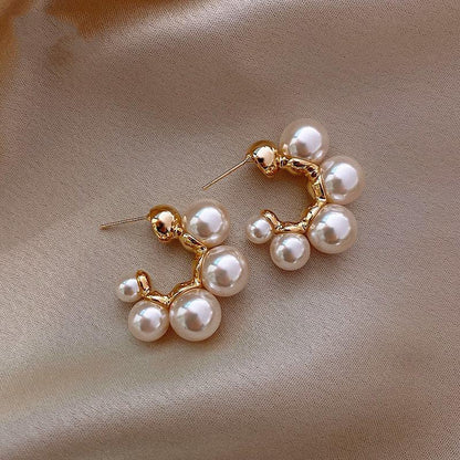 Elegant earrings with pearls