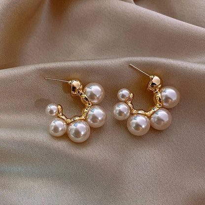 Elegant earrings with pearls