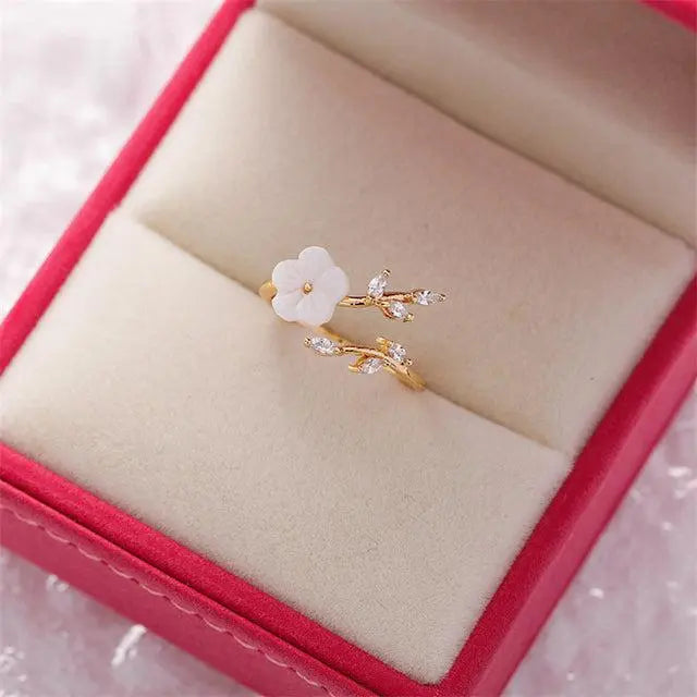 Adjustable ring with gold flower