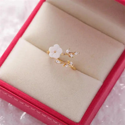 Adjustable ring with gold flower